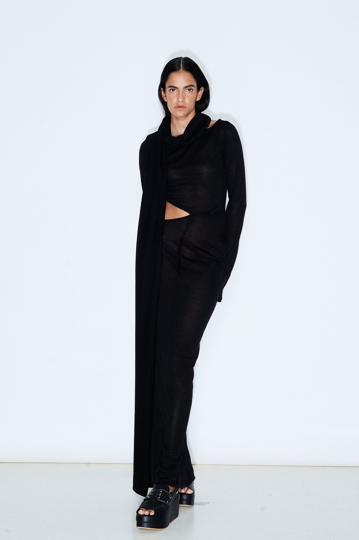 Vestido Negro Punto Asimétrico