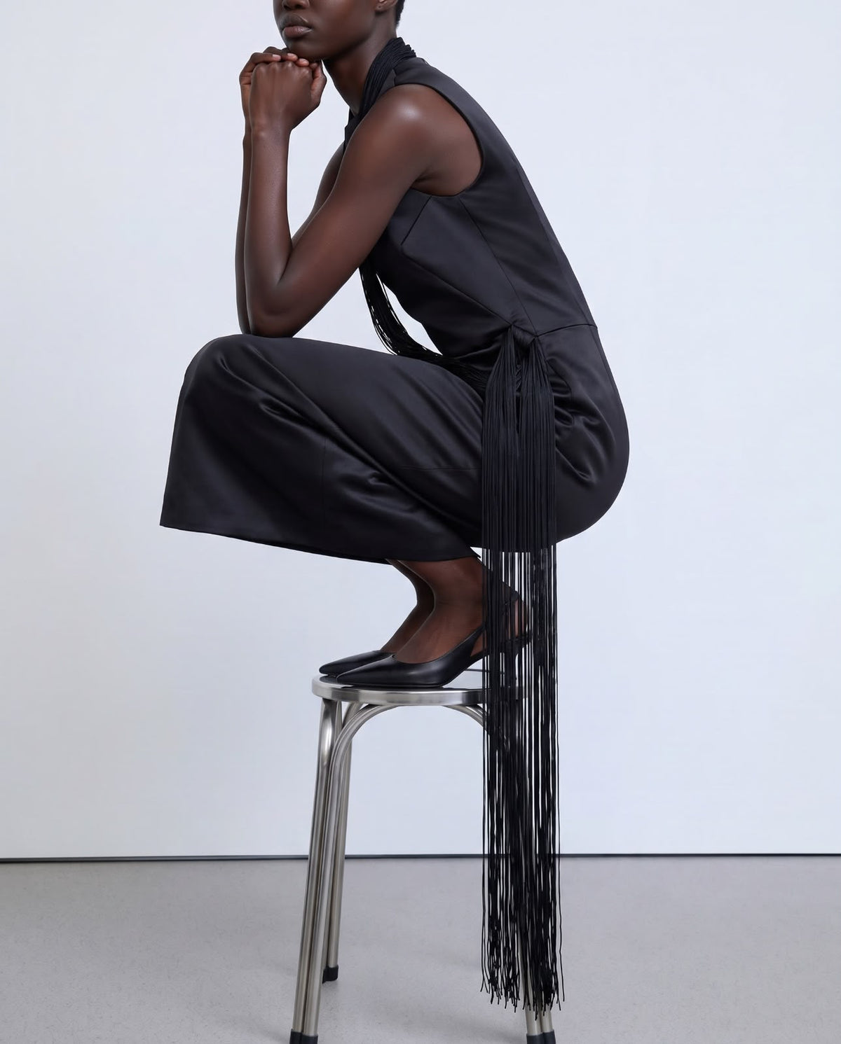 Straight-cut black dress with long fringes