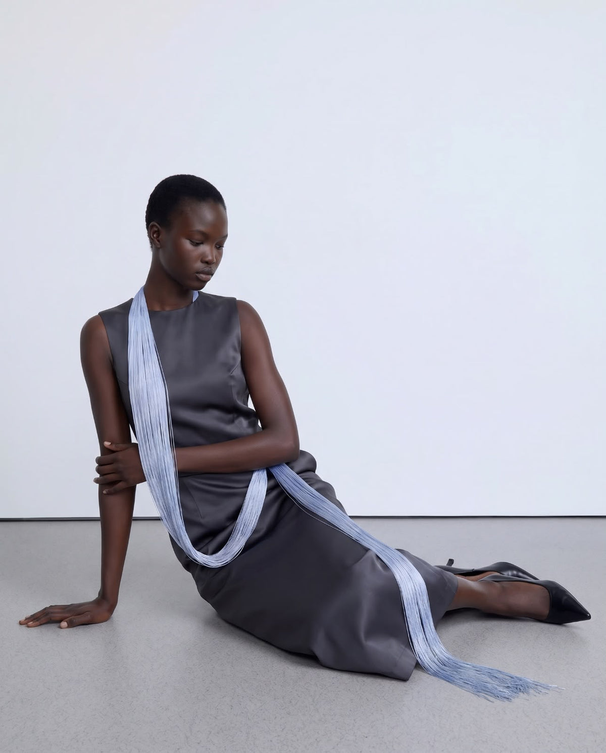 Straight-cut grey dress with long blue fringes